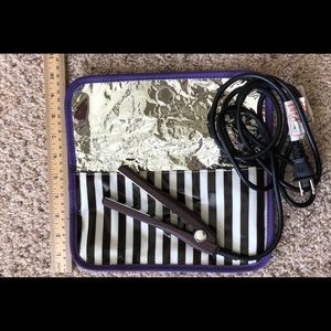 Henri Bender travel size flat iron. Never used.